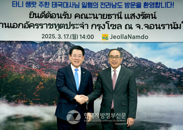 미국 트럼프 정부의 보편 관세에 대응해 전남도가 신시장 다변화 전략에 박차를 가하고 있는 가운데 쌩랏 주한태국대사(오른쪽)가 전남도청을 방문, 김영록 전남도지사(왼쪽)와 면담을 갖고 경제, 문화 교류협력을 확대하기로 합의했다(사진=조용원 기자/전남도청)