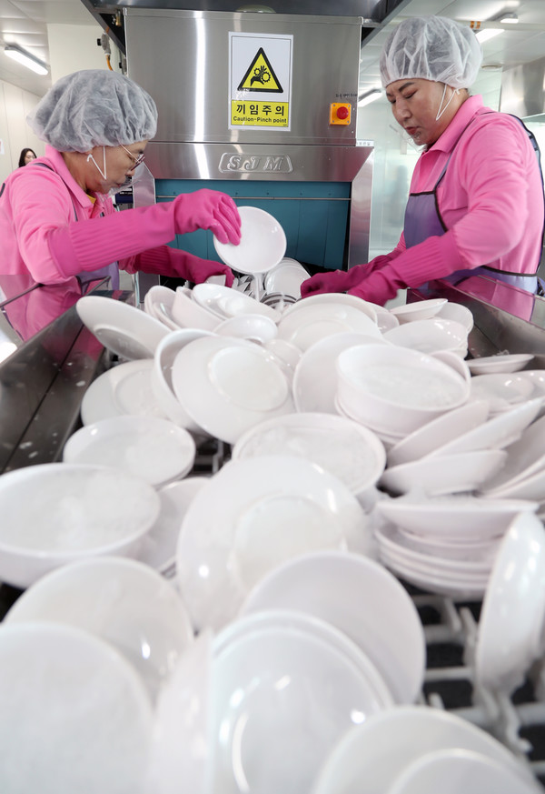 이범석 청주시장은 “4월 푸드트럭 축제를 시작으로 청주시 주최․주관․후원 축제, 공공예산이 투입되는 장례식장에서 다회용기를 사용할 수 있도록 공급할 계획”이라며, “시민들이 청정한 환경에서 생활하실 수 있도록 청주시 다회용기 공공세척센터 운영에 지원을 아끼지 않겠다”고 강조했다. (사진=김지수 기자/청주시청)