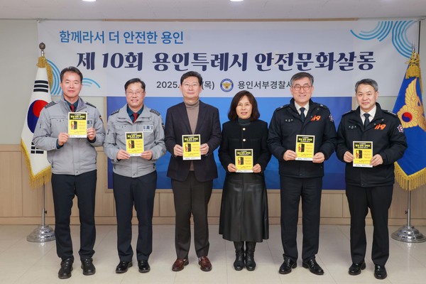 ‘방화문 닫기 홍보 스티커’는 총 10만매로 용인소방서에 3만 3500매, 용인서부소방서에 6만 6500매가 배부됐다. 스티커는 각 건물 방화문에 부착하여 방화문을 항상 닫힌 상태로 유지할 수 있도록 홍보하는 기능을 한다. (사진=김미숙 기자/용인시청)