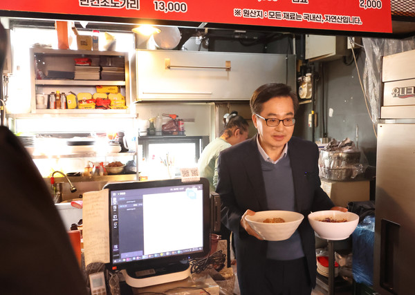 경기도는 중소기업과 소상공인을 위해 운영비 전용카드인 ‘소상공인 힘내GO 카드’를 전국 최초로 출시했다. (사진=김미숙 기자/경기도청)
