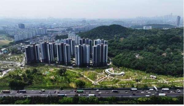 유정복 시장은 발간사를 통해 “공원일몰제로 사라질 위기에 처했던 무주골공원의 과거와 현재, 미래가 담긴 이번 백서 발간에 큰 보람을 느낀다”라며, “이번 백서가 전국 지방정부에 민간공원 특례사업의 가이드라인을 제공하는 데 큰 도움이 되기를 바란다”라고 강조했다. (사진=김미숙 기자/인천시청)