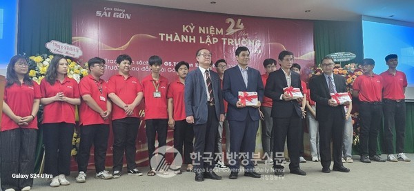 전라남도교육청 중부권역 도서관협의회가 21일 베트남 최대 경제도시인 호찌민시 12군 소재 사이공테크전문대학(SGT) 강당에서 안경환 응우옌짜이대학교 대외종장(앞줄 맨왼쪽), 판타인레항(Phan Thanh Lệ Hằng) 이사장, 응우옌타이하(Nguyễn Thái Hà) 총장을 비롯한 100여 명의 관계자, 교직원, 학생들이 참석한 가운데 한국도서 2,000여 권의 기증식을 가졌다.(사진=정양기 기자/SGT)