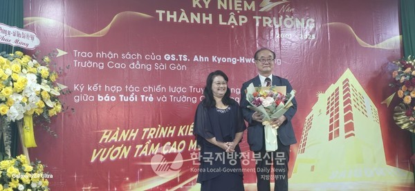 이번 사이공테크전문대학(SGT)에 한국도서를 기증하는 데 많은 도움을 준 숨은 공로자인 안경환 응우옌짜이대학교 대외총장(오른쪽)과 각별한 관계인 판타인레항 SGT 이사장(왼쪽)(사진=정양기 기자/SGT)