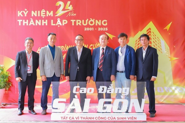 이날 기증식에 참석한 안경환 총장과 교민회 관계자, 중부권역 도서관협의회 관계자, 한인 기업인 등이 기념사진을 찍고 있다(사진=정양기 기자/SGT)