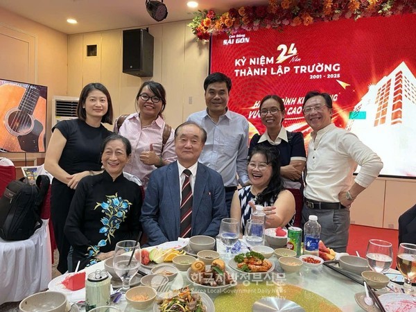 이날 도서 기증식을 마친뒤 안경환 응우옌짜이대학교 대외총장(앞줄 가운데)과 사이공테크전문대학(SGT) 판타인레항(Phan Thanh Lệ Hằng) 이사장(앞줄 오른쪽), 응우옌타이하(Nguyễn Thái Hà) 총장 등 관계자들과 기념 다과회를 함께 하고 있다(사진=정양기 기자/SGT) 