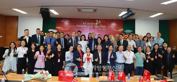 한강 작가의 노벨문학상 수상으로 한류문학이 세계를 강타하고 있는 가운데 전남도교육청 산하 동부권역 도서관협의회가 21일 호찌민 소재 사이공테크전문대학(SGT)에 도서 2,000여 권을 기증하는 행사를 가졌다.(사진=전냔기 기자/SGT)