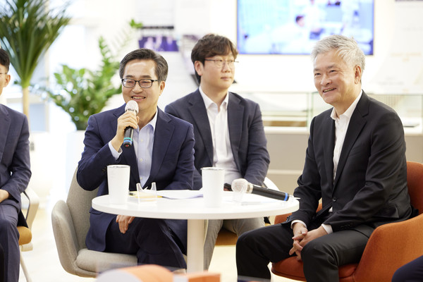 김동연 경기도지사가 “이제 노동에도 뉴노멀(시대 변화에 따라 새롭게 부상하는 표준)이 필요하다"며, "과거 노동집약적인 또는 직장에서의 근면성만 요구하던 사회에서 이제 일과 가정 또는 개인의 삶이 함께 어우러져야 한다”라고 강조했다. (사진=김미숙 기자/경기도청)