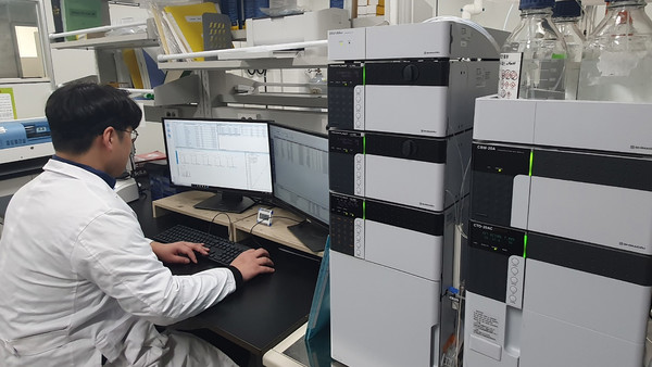 금산인삼 생산분야 전 과정 안전관리 시스템은 금산인삼약초산업진흥원의 첨단 장비와 전문 인력을 활용해 예정지‧생육기‧채굴전 등 인삼재배 전 주기에 걸쳐 철저한 품질관리와 차별화된 안전관리, 사후관리, 컨설팅 등을 제공한다. (사진=김지수 기자/ 금산구청)