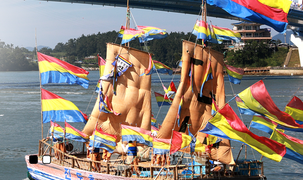 전남도는 지난해 역점 추진한 명량대첩축제(사진)와 국제남도음식문화큰잔치가 매력적인 축제 콘텐츠로서 위상을 입증받아 전국 77개 참가 지방정부 가운데 최고상인 대상의 영예를 안았다.(사진=조용원 기자/해남군청)