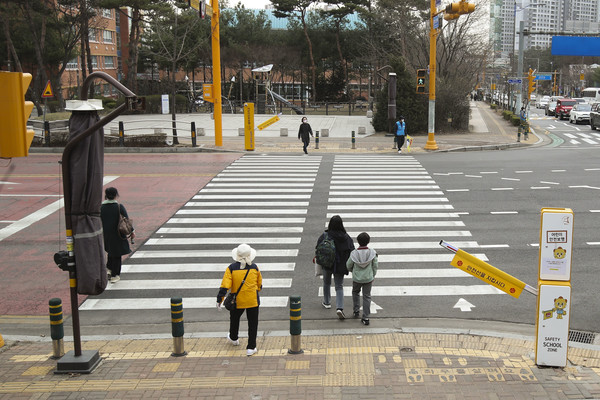 정명근 화성특례시장은 “스쿨존과 공영버스 등 시민의 일상과 밀접한 영역에서 전국최초로 AI를 활용한 교통안전 행정을 실행한 것은 시민의 생명과 안전을 최우선에 두겠다는 화성특례시의 의지에서 비롯된 것”이라며, “행정안전부와 경기도 등에서 화성특례시의 선도적인 행정 역량을 인정해주신 점에 감사드리며, 앞으로도 AI를 통해 시민이 체감할 수 있는 변화를 만들어가겠다”고 전했다. (사진=김미숙 기자/화성시청)