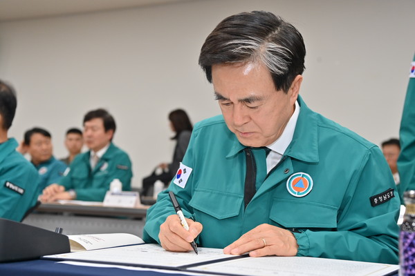 김태흠 지사는 26일 지방정부 차원의 실효성 있는 비상 대비 태세 확립을 위한 ‘2025 충남도 통합방위회의’를 주재하는 자리에서 이와 같이 전하며, “불과 15년 전 오늘 대한민국 영해에서 북한 잠수정의 어뢰 공격으로 천안함이 격침돼 우리 장병 46명이 목숨을 잃었다”며 “한반도는 종전이 아닌 정전 상태로, 우리는 철저한 안보의식을 갖고 북한의 어떠한 위협에도 즉각 대응할 수 있는 방위 태세를 갖춰야 한다”고 역설했다. (사진=김지수 기자/충남도청)