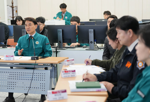 센터에서 24시간 가동되는 스마트강원 도시안전 서비스는 행정안전부와 산림청 등에 재난상황실 CCTV 실시간 영상 지원, 경찰‧소방‧ 해경에 긴급출동 지원, 군부대의 훈련과 작전 지원은 물론, 인공지능(AI) 기술을 활용한 산불 조기 감지와 실종자 추적 등 다양한 스마트 안전 서비스를 통해 도민의 안전한 일상을 지켜내고 있다. (사진=김미숙 기자/강원도청)