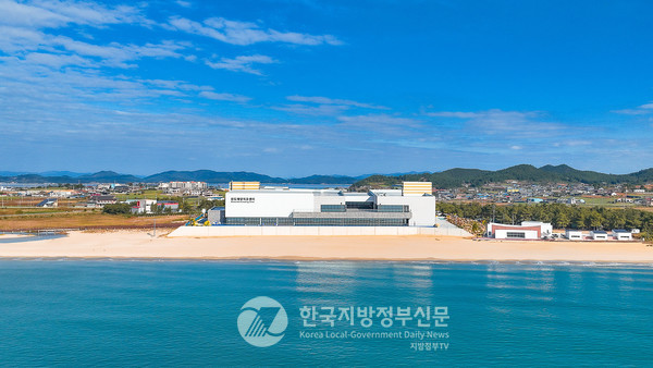 국내 최초 완도해양치유센터(사진)로 잘 알려진 전남 완도군(군수 신우철)이 전국 최초로 해양치유·산림치유·치유농업·치유관광을 연계한 융복합치유벨트를 구축하고 세계적인 완도형 치유산업 육성에 박차를 가하고 있다(사진=조용원 기자/완도군청)