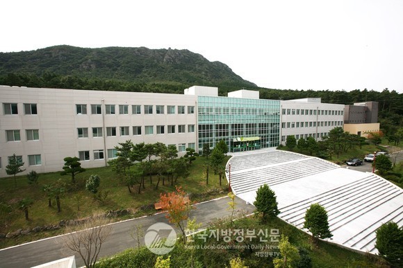 국내 유일의 천연자원연구센터(사진)가 있는 장흥군은 '천연물소재 전주기 표준화 허브'가 구축이 확정됨으로써 ‘글로벌 천연물산업 클러스터 육성을 통한 세계 최고 수준의 농업 견인 실증 지원 실현’이라는 비전을 달성하게 됐다(사진=조용원 기자/장흥군청) 