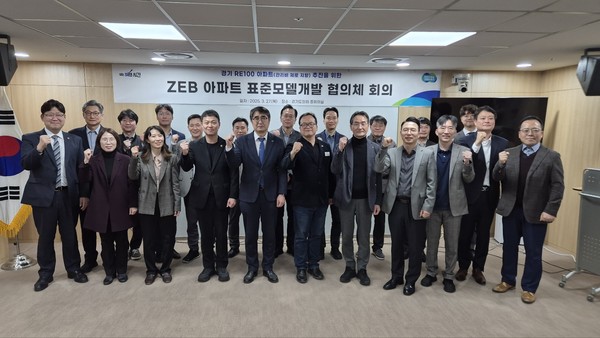 김동연 경기도지사는 지난 3월 11일 ‘관리비 제로 아파트 비전’을 발표한 바 있다. 비전은 2026년까지 공용전기료 제로(ZEB 5등급), 2030년까지 가정용 전기를 포함한 전기료 제로(ZEB 4등급), 2040년까지 냉·난방비 등 에너지비용 제로(ZEB 3등급)를 실현하고, 2040년 이후에는 유지관리비까지 포함한 ‘관리비 제로 아파트’를 구현하는 것을 목표로 하고 있다. (사진=김미숙 기자/경기도청)