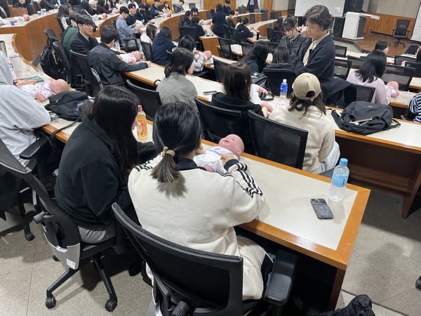휴머노이드 아기돌봄 체험은 결혼·임신·출산에 대한 부정적인 인식을 개선하고자 전국 최초로 ‘센서 반응형 로봇 인형’을 도입한 대학생 대상 인식 개선 프로그램이다. (사진=김미숙 기자/용인시청)