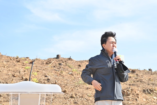김태흠 충남도지사가 “나무는 이산화탄소와 미세먼지 같은 대기오염물질을 없애주는데, 나무가 늙으면 탄소흡수량이 적어지는 문제가 있다”며 “이번 잣나무 식재를 비롯해 도는 고령의 나무를 탄소흡수율이 좋은 새로운 수종으로 교체하는 산림분야 탄소중립정책을 선도적으로 추진하고 있다”라며 산림재난 예방을 힘을 합쳐 나가자고 강조했다. (사진=김지수 기자/충남도청) 