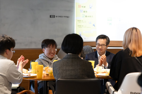 2023년 시작한 ‘장애인 기회소득’은 장애인에게 더 많은 기회를제공하기 위한 사업으로 도내 정도가 심한 장애인 1만 명을 대상으로 한다. 스마트워치를 활용해 가치활동을 인증하고, 전용앱을 통해 사회참여활동 사진을 게시하는 등의 추가미션을 수행하면 월 10만 원을 지급한다. 시행 이후 지난해 말까지 약 1만6,700명에게 장애인 기회소득을 지급했다. (사진=김미숙 기자/경기도청) 