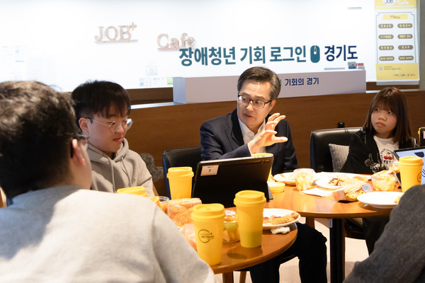 김 지사는 2년 전 기회소득을 통해 만난 신선아 학생과의 만남에서 약속한 취업동아리 방문에 대한 약속을 지킨 자리에서 이와 같이 강조하며, “같이 더불어 사는 사회는 길게, 제대로 성장해 가는 사회다. 대한민국을 1년, 2년짜리 효율로 보는 게 아니라 10년, 50년, 100년 영구하게, 시간을 길게 잡으면 효율의 개념이 달라진다”라며 “경기도청과 도 공공기관이 장애인을 조금이라도 더 고용하고 장애인과 비장애인이 같이 어우러지는 사회가 됐으면 한다”고 덧붙였다. (사진=김미숙 기자/경기도청) 