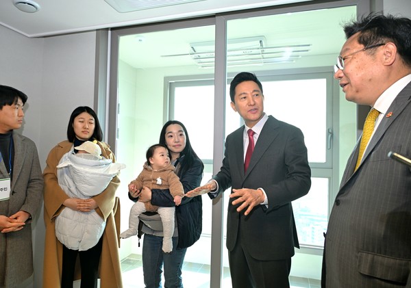 ‘미리내집’은 2007년 도입한 장기전세주택(SHift)을 ‘신혼부부’에 특화한 버전 2의 개념으로, 저출생 극복을 위한 대표적인 신혼부부 주택정책이다. 주변 시세보다 저렴한 가격에 입주할 수 있는 것은 물론 자녀 출산 시 거주기간을 최장 20년까지 연장해 준다. 2자녀 이상 출산 가구에 대해선 시세보다 최대 20% 저렴하게 해당 주택을 매수 할 수 있는 인센티브도 파격적으로 제공한다. (사진=김미숙 기자/서울시청)