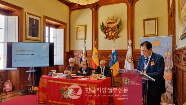 신우철 완도군수(오른쪽 발표자)는 스페인서 개최된 국제슬로시티연맹 조정 이사회에 참석하여 프레젠테이션을 통해 완도의 자연환경, 해조류의 가치, 해양치유산업 및 해양치유센터와 더불어 오는 6월 19일부터 22일까지 완도군에서 개최되는 ‘2025 국제 슬로시티 연맹 시장 총회’ 일정에 대해 설명했다(사진=조용원 기자/완도군청).