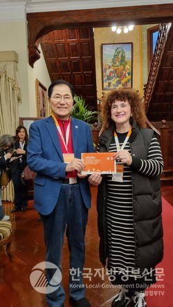 신우철 완도군수(왼쪽)는 국제슬로시티 스페인본부 회장에게 완도 총회 초청장을 전달하고 있다(사진=조용원 기자/완도군청)