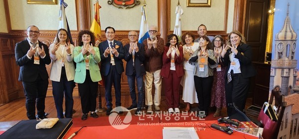 신우철 군수(왼쪽 네번째)가 참석한 이날 열린 국제슬로시티연맹 조정 이사회에는 국제슬로시티 연맹 33개국, 303개 도시에서 100여 명이 참석했다.(사진=조용원 기자/완도군청)