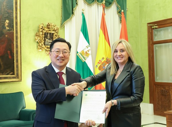 이장우 대전광역시장이 마리프란 카라소 스페인 그라나다 시장을 만나 대전의 대표 축제인 ‘대전 0시 축제’에 공식 초청하고 그라나다의 대표 문화 콘텐츠인 플라멩코 공연단이 축제에 참여할 수 있도록 협의를 제안하며, 역사문화도시 그라나다와의 우호의 끈을 엮어 과학기술을 넘어 문화예술까지로 협력의 영역을 넓힌다. (사진=김지수 기자/대전시청)