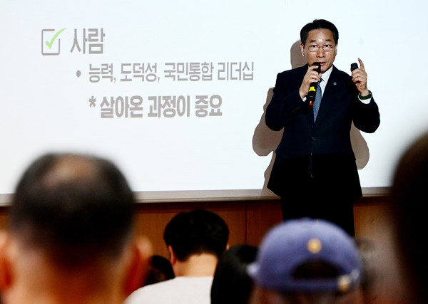 유정복 인천광역시장이 “헌법 개정에 대한 사회적 공감대가 충분히 형성된 지금이 개헌의 적기”이며 “정치권력과 국가 운영의 대개조를 통해 국민이 행복한 대한민국의 미래를 열어 나가야 한다”라면서, 분권형 개헌의 필요성을 강조했다. (사진=김미숙 기자/인천시청)