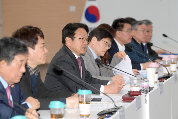 강기정 광주시 노사민정협의회장(왼쪽 세번째)은 “노사와 시민사회의 의견을 균형 있게 반영해 마련한 중재안이다"며 "이번 권고안을 바탕으로 광주형 일자리 모델이 더욱 발전하길 기대한다”고 말했다(사진=조용원 기자/광주시청)