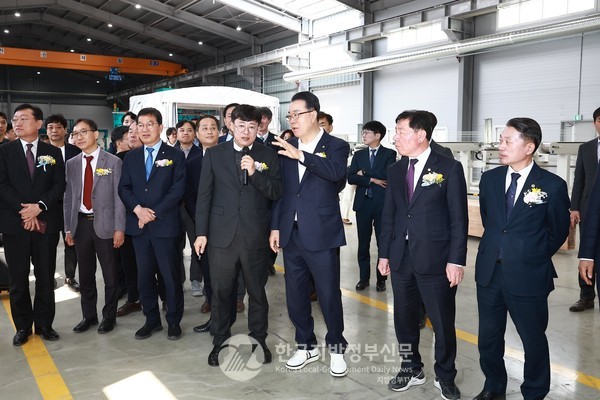 국내 목조건축 핵심 거점이 될 ‘화순 목재산업단지’가 준공되었다. 구복규 화순군수(오른쪽 세번째)와 최규웅 친환경목조건축협동조합 이사장(오른쪽 네번째)이 목재산업단지 생산공장 내부를 둘러보며 이야기를 나누고 있다(서진=조용원 기자/화순군청)