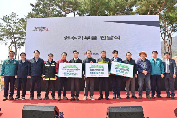 김태흠 충남도지사가 220만 힘으로 만드는 ‘도민참여숲’ 조성 행사에 참석해, “홍예공원을 뉴욕 센트럴파크처럼 후손들에게 자랑스럽게 물려줄 만한 랜드마크로 만들어야겠다고 생각했고, 리모델링 과정에서 공원의 핵심인 ‘숲’을 도민 기부와 참여로 만들면 더 의미 있겠다고 해서 시작한 것이 바로 도민참여숲”이라고 전했다. (사진=김지수 기자/충남도청)