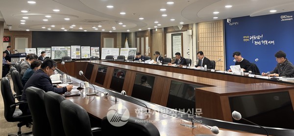 전라남도(도지사 김영록)가 전국 최초로 시행한 ‘전남형 만원주택’ 사업이 인기리에 시행 2년을 맞으면서 국가정책으로 반영되어 전국 지방정부 사업으로 확산될 수 있을지 주목되고 있다. 전남형 만원주택 2차 대상지로 곡성, 장흥, 강진, 영암군을 선정한 주거정책심의위원회.(사진=조용원 기자/전남도청)