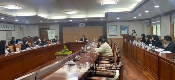 전남 영암군(군수 우승희)이 사람 중심의 지역 복지 혁신을 선도하고 있는 ‘문제 해결 중심의 영암형 통합사례관리’의 우수성이 각 지방정부에 알려지면서 벤치마킹이 줄을 잇고 있다. 순천시 공무원 벤치마킹.(사진=조용원 기자/영암군청)