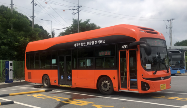 천안시 누리집과 신문고에는 ‘기사님의 친절한 인사에 하루를 기분 좋게 시작했다’, ‘기사님이 할머님이 넘어지지 않도록 손수 손을 잡고 내리는 것을 도와드렸다’ 등의 칭찬 글이 잇따라 접수됐다. 이에 시는 이같은 칭찬 글을 바탕으로 1월에 1명, 2월에 14명의 운수종사자에게 친절수당을 지급했다. (사진=김지수 기자/천안시청)