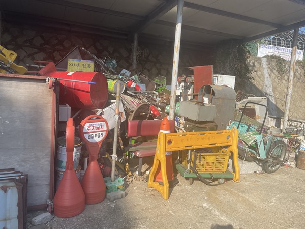 인천시 남동구가 불법 노점과 적치물 단속으로 발생하는 압수 물품을 플라스틱으로 재활용 처리키로 했다. 전국 지방정부 중 최초의 사례로 환경보호는 물론 폐기물 처리 비용 감소로 예산 절감 효과도 기대된다. (사진=김미숙 기자/인천 남동구청)