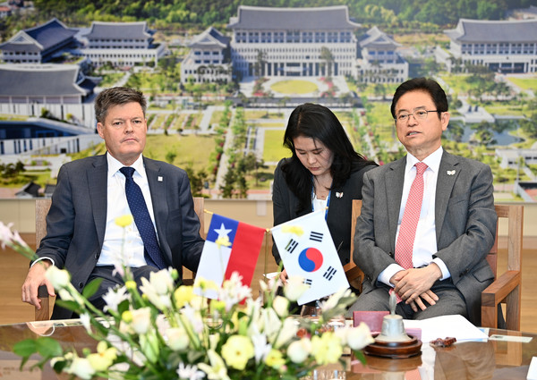 이철우 경북도지사가 마티아스 프랑케(Mathias Francke) 주한 칠레대사를 만나 “칠레는 한국과 최초로 FTA를 체결한 중남미 국가이자 APEC 창립 회원국으로, 경상북도와도 협력 가능성이 큰 중요한 파트너”라며 “이번 방문을 계기로 양 지역 간 우호 협력이 더욱 활발해지기를 기대한다”고 전했다. (사진=김지수 기자/경북도청)