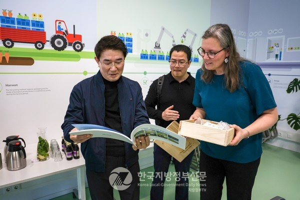 노관규 순천시장(맨 왼쪽)이 와게닝겐 대학교 관계자와 그린바이오 산업에 대해 논의하고 있다(사진=조용원 기자/순천시청)