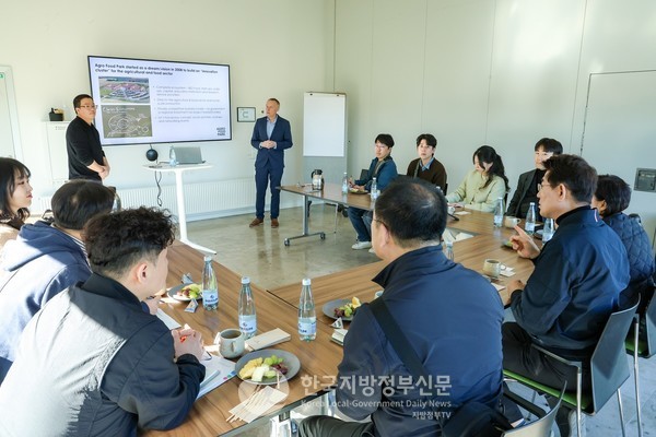 노관규 순청시장을 비롯단 방문단이 덴마크에 위치한 ‘아그로 푸드파크’에 방문하여 관계자로부터 농식품산업에 대한 설명을 듣고 있다(사진=조용원 기자/순천시청)