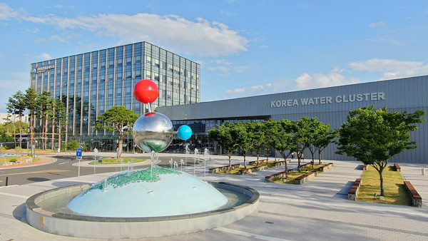국내 유일의 물산업 특화 플랫폼으로 누적 매출 6조5천억원, 수출 4000억원의 입주기업의 성과를 창출한 '국가물산업클러스터'가 제2기 운영 본격적으로 돌입해, 미래 유망 핵심물기술 및 소재‧부품‧장비 특화 지원을 강화하고 국가 물산업 진흥 전담조직 기능을 강화한다. (사진=김지수 기자/한국환경공단)