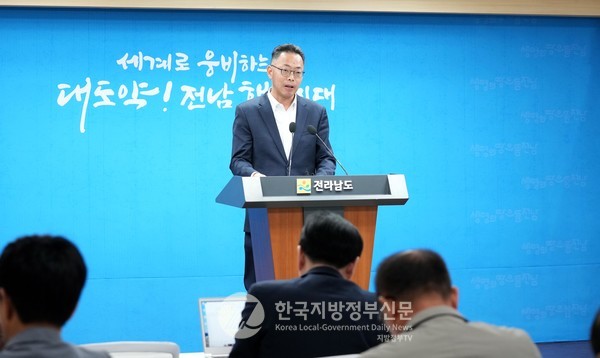 전라남도(도지사 김영록)가 8일 지역 고유의 자원과 급변하는 글로벌 트렌드를 결합한 ‘미래발전 공약’ 75건을 제시하며, 향후 국가 정책 변화에 앞장서겠다는 의지를 보였다. 윤진호 전남도 기획조정실장이 발표하고 있다.(사진=조용원 기자/전남도청)