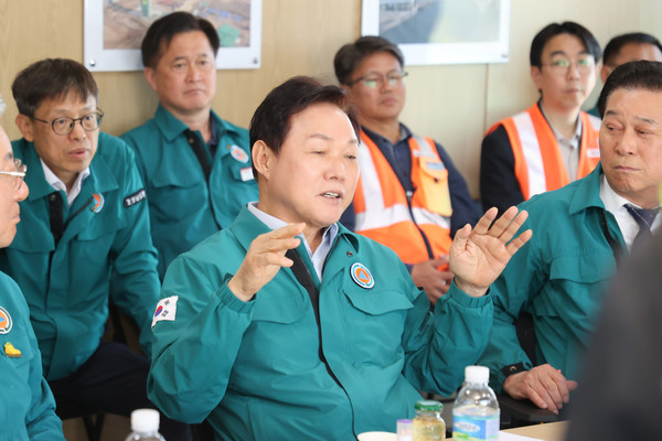 박완수 경남도지사가 “도로 하나가 지역의 산업과 관광을 살릴 수 있다”며, “의령낙동대교는 단순한 교량을 넘어, 경남 서북부 지역의 정체성을 상징하는 랜드마크로 기능하게 될 것”이라고 강조했다. (사진=김지수 기자/경남도청)