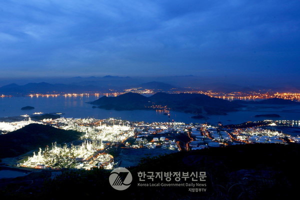 글로벌 탈탄소 흐름과 석유화학산업의 구조적 한계가 겹치면서 위기를 맞고 있는 여수국가산업단지가 이제는 산업 자체의 방향 전환이 불가피한 상황으로 정부 차원의 산업재편 전략이 시급하다는 분석이다. 여수국가산단의 야경.(사진=조용원 기자/여수시청)