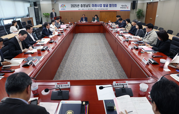 충남도(도지사 김태흠)가 맞춤형 성장전략과 지속 가능한 산업 육성을 통한 새로운 도약을 모색하기 위해 ‘제6기 충청남도 미래사업 발굴 협의회’ 출범시켜, 미래 성장 동력을 확보하기 위한 중요한 전환점이자 지역 특성을 극대화한 맞춤형 발전전략 수립의 결정적 계기를 마련했다. (사진=김지수 기자/충남도청)