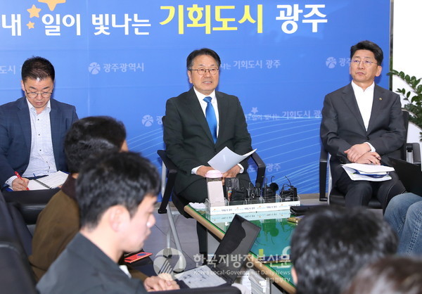  강기정 광주시장(가운데)은 14일 “핵심현안 대선공약 반영이 광주 10년 좌우한다”며 서울 여의도 ‘주간 여의도 집무실’을 설치하고 행정에 정치력을 더한 현장행정에 돌입한다(사진=조용원 기자/광주시청)