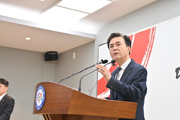 김 지사는 14일 도청 프레스센터에서 기자회견을 통해 ‘수출기업 긴급 지원책’을 발표하며 위와 같이 전했으며, 이어 “지금은 국가적 위기 상황에서도 지역 정부의 역할이 더욱 빛을 발해야 할 시기”라며, 위기 상황을 기회로 전환시키기 위해 산업 경쟁력 확보를 위한 연구개발(R&D) 확대, 대·중소기업 간 협력 강화, 산업 인력 공급 대책 등 중장기 방안 마련에도 힘쓰겠다고 덧붙였다. (사진=김지수 기자/충남도청)