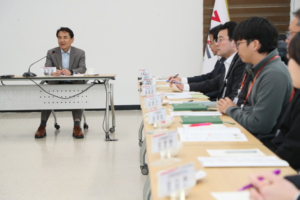 김진태 강원특별자치도지사가 전국 유일의 옥수수 전문 연구기관인 '옥수수연구소'를 방문해 단순한 현장 점검을 넘어, 강원도 농업의 자부심과 미래 비전을 확인하는 중요한 계기를 마련했다. (사진=김미숙 기자/강원도청)