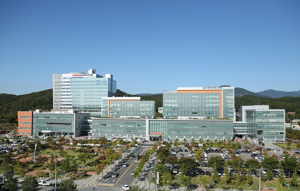 대구광역시(시장 권한대행 김정기)와 경북도(도지사 이철우), 그리고 칠곡경북대학교병원이 공동으로 진행한 ‘2025년 지역암센터 장비비 지원 공모사업’에서 최종 선정되며, 대구경북지역암센터는 최신 암 치료 장비 도입을 통한 지역 암 진단·치료 역량 강화를 이뤄내게 됐다. 칠곡경북대학교병원 (사진=김지수 기자/대구시청)