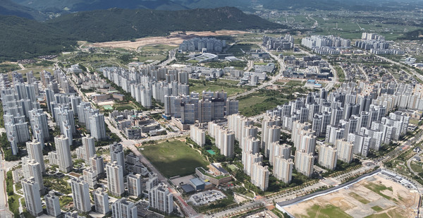 충남 내포신도시가 올해 들어 눈부신 발전을 이루며, 매달 700명 이상의 인구가 꾸준히 유입되고 있다. 이러한 내포신도시의 ‘폭풍성장’은 단기적인 눈앞의 성과를 넘어, 장기적인 도시 경쟁력 강화와 지속 가능한 발전의 밑거름이 될 것으로 보여, 앞으로도 정부와 지역사회가 협력해 내포신도시의 미래 비전을 구체화하는 노력이 주목된다. (사진=김지수 기자/충남도청)