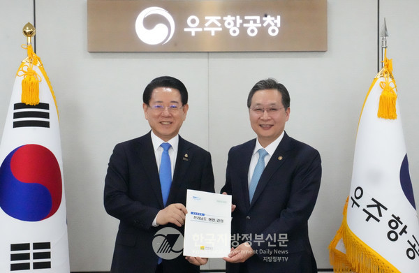 김영록 전남도지사(왼쪽)가 16일 경남 사천의 우주항공청을 방문해 윤영빈 청장(오른쪽)을 만나 ‘제2우주센터’의 고흥 유치를 강력히 요청하며, 고흥이야말로 미래형 우주산업의 거점이 되어야 한다고 강조했다.(사진=조용원 기자/전남도청)